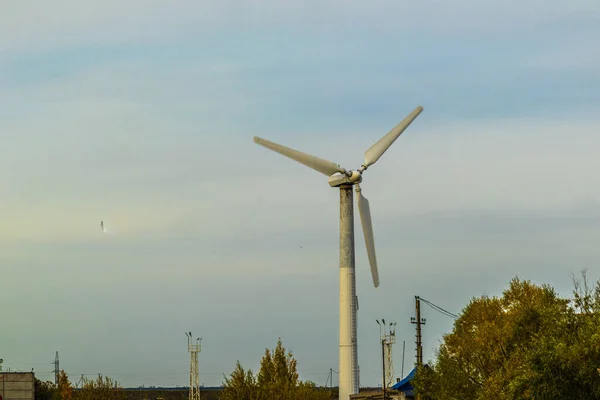 Elektrownia Wiatrowa Wytwarzania Energii Elektrycznej Mieście — Zdjęcie stockowe