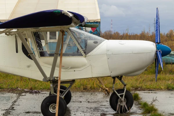 Alte Zivile Kleinflugzeuge Die Herbst Regen Auf Dem Flugplatz Abgestellt — Stockfoto