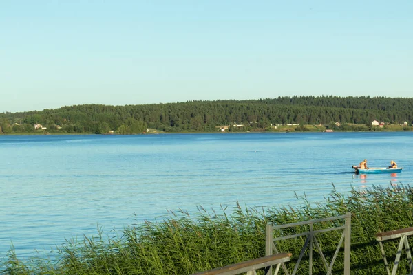 Båt Med Människor Naturlig Vacker Blå Damm Flod Hav Nära — Stockfoto