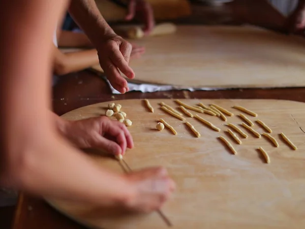 Macarrão Fresco Duas Mulheres Fazendo Macarrão Mesa Madeira — Fotografia de Stock