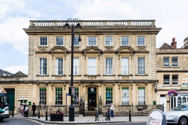 Trowbridge Wiltshire 'daki Lloyds Bankası' nın şubesi. Birinci sınıf bir bina Ashlar taşından heybetli bir saray kompozisyonu olarak tanımlandı.