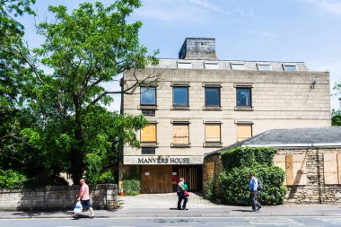 Trowbridge Wiltshire 'da Manvers Evi adında pencereleri kapatılmış boş bir ofis binası.