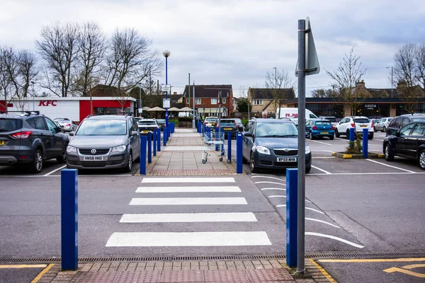 Seria Przejść Zebry Przez Parking Centrum Handlowym Poza Miastem Trowbridge — Zdjęcie stockowe