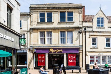 Trowbridge Wiltshire 'daki Muson Moda Dükkanı' nın önünde, camlarında% 50 'lik büyük kırmızı satış posterleri var..