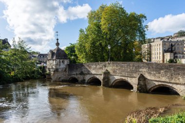 Bradford, Avon UK 'de 15 Ekim 2019' da Avon Nehri 'nin kuzey kıyısında yüksek su seviyeleri sırasında nehrin yukarısından görülen ana kasaba köprüsü.
