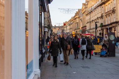 Bath, Somerset, İngiltere, 13 Aralık 2019 Milsom Caddesi 'ndeki Bath Noel pazarının akşam üstü manzarası
