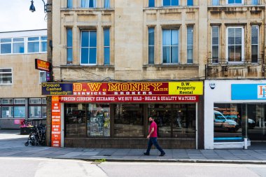 Çek bozdurma, döviz bozdurma ve tefeciler Trowbridge Wiltshire 'da uyuşturucu satışı yapıyor.