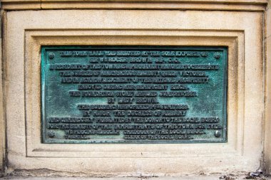 Trowbridge Belediye Binası 'nın anısına ve kasabaya Sir Roger Brown tarafından hediye edilen bir plaket.