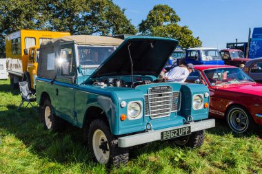 Kaputu açık klasik bir Landrover Defender Frome Cheese Show 2019 'da ön taraftan görülüyor.