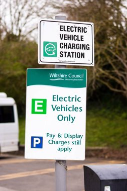 Wiltshire belediyesinin otoparkında elektrikli araçları şarj etme tabelası.