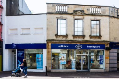 Trowbridge Wiltshire 'daki Boots zincir gözlükçülerinin ve işitme merkezlerinin bir şubesi.