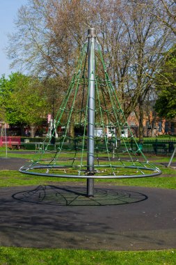 Dönen bir koni halatı tırmanma çerçevesi nam-ı diğer 