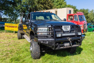 Büyük bir Amerikalı, 2019 Frome Cheese Show 'daki klasik araç alanında sergilenen 2004 model bir Ford f-350 Lariat aldı.