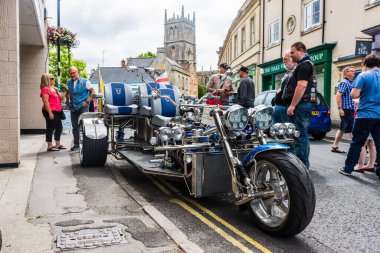 Calne bisiklet yarışmasında sergilenen özel yapım bir trike neden olmasın! Ön taraftan görüldü.