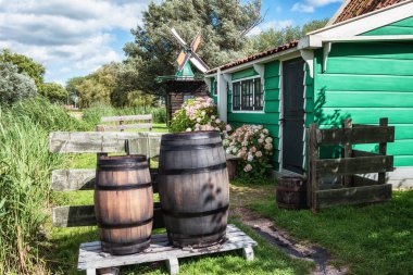 Zaandam, Hollanda, 4 Ağustos 2017: Yağmur varil üzerinde Zaanse Schans'a karakteristik küçük bir yeşil ev önünde.