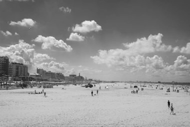 Scheveningen, Hollanda, 9 Ağustos 2017: beach promenade, siyah beyaz resim