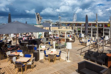 Scheveningen, Hollanda, 9 Ağustos 2017: Teras Bulvarı boyunca Beach club