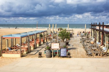 Scheveningen, Hollanda, 9 Ağustos 2017: Teras Bulvarı boyunca Beach club.