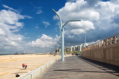 Scheveningen Hollanda onun modern sokak aydınlatma ile plaj mesire