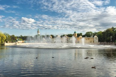 Kaatsheuvel, Hollanda, 19 Ağustos 2017: Aquanura büyük su show Hollanda Efteling tema parkı