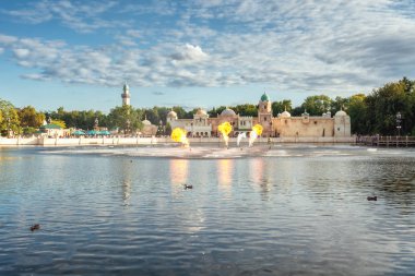 Kaatsheuvel, Hollanda, 19 Ağustos 2017: Aquanura büyük su show Hollanda Efteling tema parkı