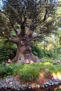 Kaatsheuvel, Hollanda, 19 Ağustos 2017: Tema parkta Efteling Hollanda fairytale ormanda cin ağacı
