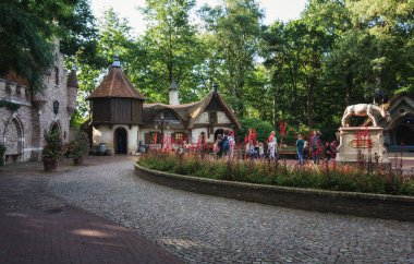 Kaatsheuvel, Hollanda, 19 Ağustos 2017: Peri masalı isteyen-tablo, altın eşek ve tema parkı Efteling Hollanda fairytale ormanda yatakta sopa gelen eşek