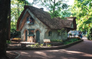 Kaatsheuvel, Hollanda, 19 Ağustos 2017: Tatlı küçük ev karısı Holle Hollanda Efteling tema parkı fairytale ormanında