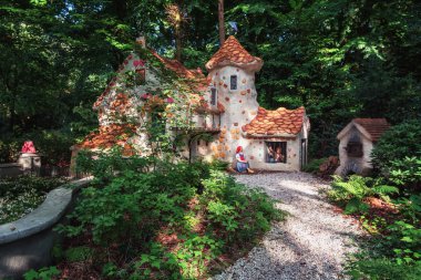 Kaatsheuvel, Hollanda, 19 Ağustos 2017: Tatlı evi masal Hansel ve Gretel Hollanda Efteling tema parkı fairytale ormanında