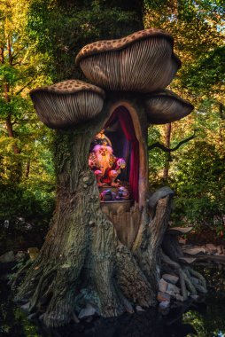 Kaatsheuvel, Hollanda, 19 Ağustos 2017: Trol kral tahtına Hollanda Efteling tema parkı fairytale ormanda bir ağaç
