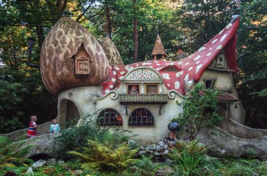 Kaatsheuvel, Hollanda, 19 Ağustos 2017: Hollanda Efteling tema parkı fairytale ormanda mantar evlerde ile gnome Köyü