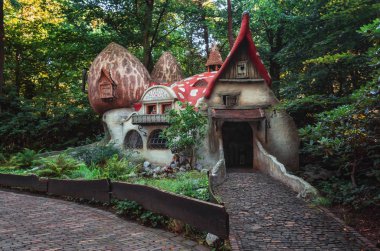 Kaatsheuvel, Hollanda, 19 Ağustos 2017: Hollanda Efteling tema parkı fairytale ormanda mantar evlerde ile gnome Köyü