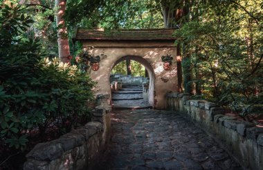 Kaatsheuvel, Hollanda, 19 Ağustos 2017: Giriş kapısı için kale, Uyuyan güzel tema parkı Efteling Hollanda fairytale ormanında