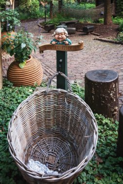 Kaatsheuvel, Hollanda, 19 Ağustos 2017: Çöp sepetine cazibe Laaf insanlar Hollanda Efteling eğlence parkı