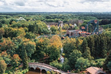 Kaatsheuvel, Hollanda, 19 Ağustos 2017: Görünüm yukarıdan çeşitli roller coasters Hollanda Efteling eğlence parkı içinde