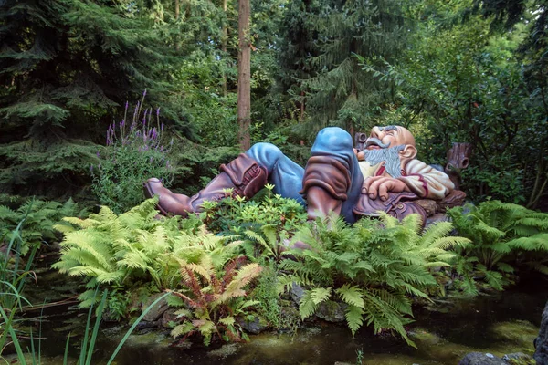 Kaatsheuvel, Hollanda, 19 Ağustos 2017: Masal Tema parkta Efteling Hollanda fairytale ormandaki küçük başparmak uyuyan devi