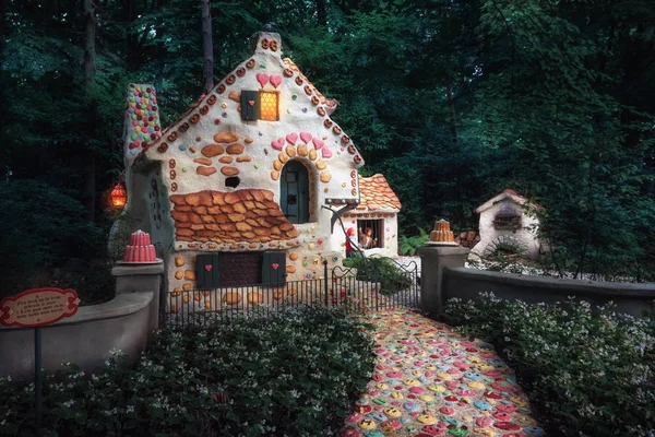 Kaatsheuvel, Hollanda, 19 Ağustos 2017: Tatlı evi masal Hansel ve Gretel Hollanda Efteling tema parkı fairytale ormanında