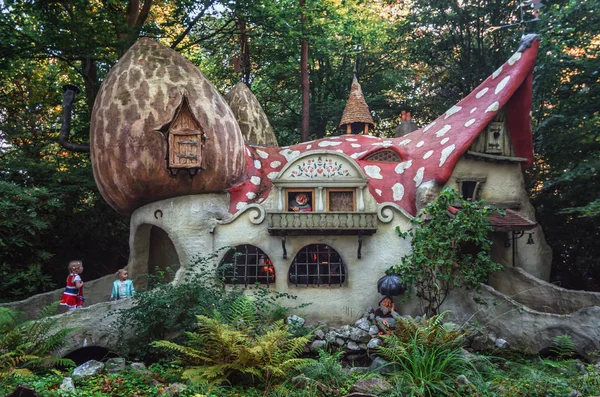 Kaatsheuvel, Hollanda, 19 Ağustos 2017: Hollanda Efteling tema parkı fairytale ormanda mantar evlerde ile gnome Köyü