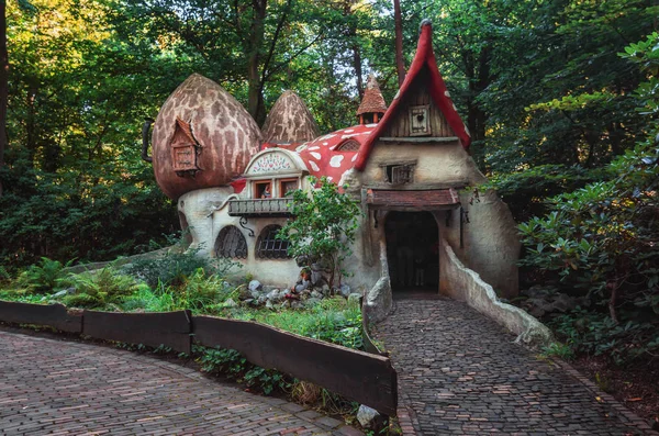 Kaatsheuvel, Hollanda, 19 Ağustos 2017: Hollanda Efteling tema parkı fairytale ormanda mantar evlerde ile gnome Köyü