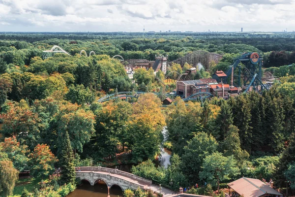 Kaatsheuvel, Hollanda, 19 Ağustos 2017: Görünüm yukarıdan çeşitli roller coasters Hollanda Efteling eğlence parkı içinde
