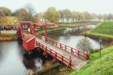 Bir eski moda tuvalet hendeği yukarıda soldan erişim erişim köprüde ile Bourtange için Hollandalı bir Kuzey Hollanda Groningen il köyde güçlendirilmiş.