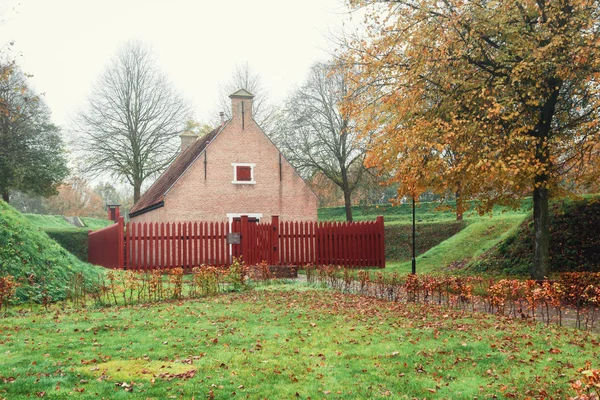 オランダ北部のフローニンゲン県にあるオランダの要塞化された村 ブルタンジュの小さな家 — ストック写真
