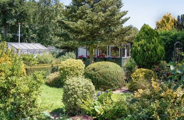 庭小屋と オランダの美しい装飾的な庭園に囲まれた温室のザーンダム オランダ 2018 — ストック写真