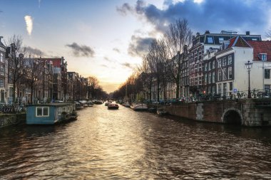 Amsterdam, Hollanda, 26 Aralık 2017: Herengracht Amsterdam eski merkezi Kanal tekneleri