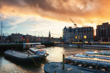 Amsterdam, Hollanda, 26 Aralık 2017: İstasyon Meydanı'Amsterdam kanal tekneler turistleri bekliyor.