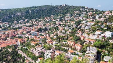 Şehir Villefranche-sur-Mer izlenimi awith Fort du Mont Alban Fransa dağın zirvesinde yer alan
