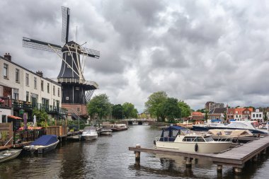 Haarlem, Hollanda, 5 Ağustos 2016: Sekiz taraflı önlük değirmen De Adriaan De Spaarne ayında Haarlem nehrinde