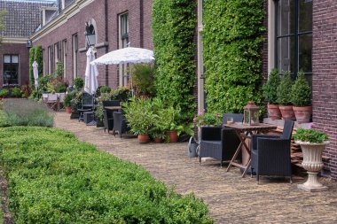 Almshouse eski merkezi Haarlem Hollanda yeşil bahçe