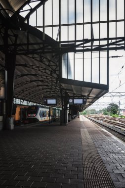 Haarlem, Hollanda, 5 Ağustos 2016: trenlerin kalkış ünlü Haarlem platform boyunca bekleyen Tren İstasyonu ile onun zarif Art Nouveau mimari