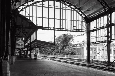 Haarlem, Hollanda, 5 Ağustos 2016: siyah ve beyaz fotoğraf tren station Haarlem platformda bekliyorsun yolcuları